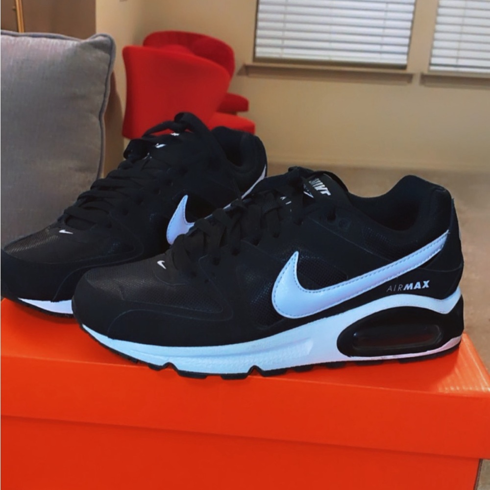 Women’s Black/White Nike Air Max Size 7